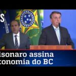 Bolsonaro sanciona autonomia do Banco Central e dá posse a Onyx e Roma