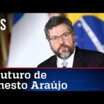 Centrão quer a cabeça de Ernesto Araújo; Bolsonaro defende o ministro