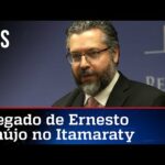 Alvo de acusações injustas, Ernesto Araújo sai do Itamaraty de cabeça erguida