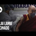 Dalai Lama recebe a primeira dose da vacina contra covid-19