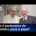 Sem máscara, papa Francisco aglomera e zomba do Brasil