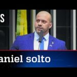Daniel Silveira deixa a prisão e vai para casa