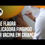Mãe filma aplicadora fingindo dar vacina em criança em SP; 'deveria ser afastada', diz médico