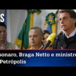Bolsonaro sobrevoa Petrópolis e leva ajuda do governo ao município