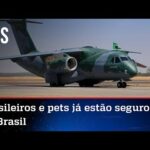 Bolsonaro e Braga Netto recebem avião com refugiados da guerra