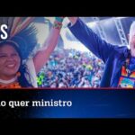 Ao lado de índios, Lula promete criar mais um ministério