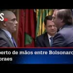 Bolsonaro e Alexandre de Moraes se cumprimentam em evento; veja vídeo