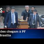 Restos mortais de Dom e Bruno chegam a Brasília em avião; veja vídeo