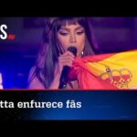 Gafe! Anitta exibe bandeira da Espanha em show em Portugal