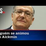 Alckmin tenta empolgar plateia com gritos de Lula, mas recebe silêncio