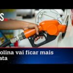 Petrobras anuncia terceira redução da gasolina em um mês; Bolsonaro celebra