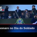 Bolsonaro participa de cerimônia em homenagem ao Dia do Soldado; veja vídeo