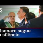 Bolsonaro participa de outro evento militar e permanece calado