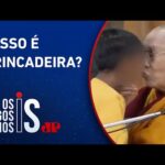 Em vídeo, Dalai Lama beija menino na boca e pede para criança ‘chupar sua língua’